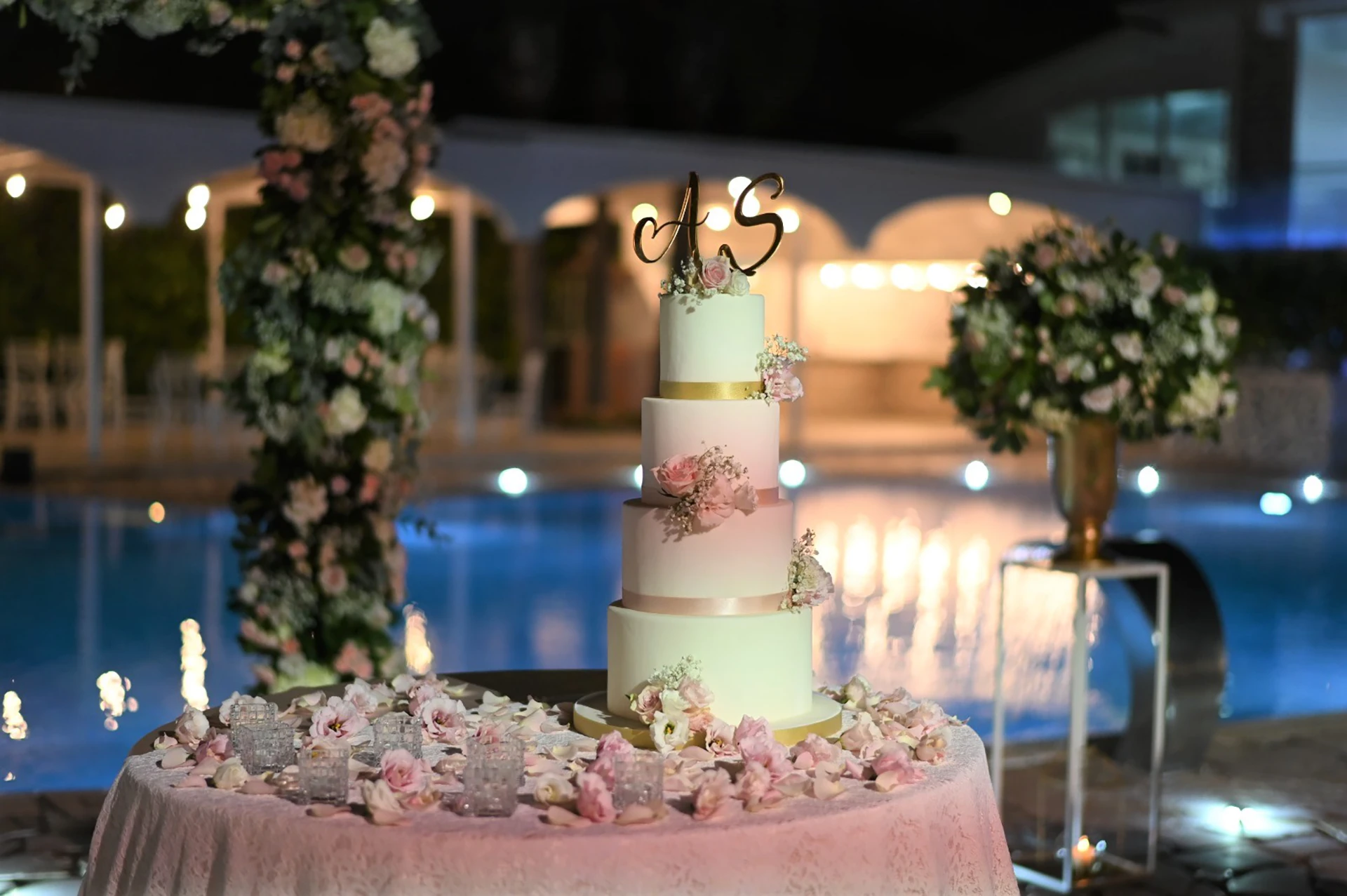 Taglio torta in piscina